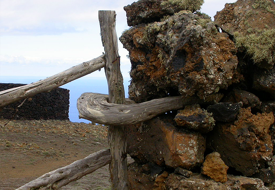 Naturholzzaun an Natursteinmauer